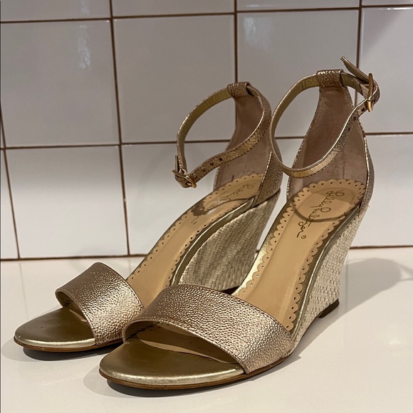 Lilly Pulitzer Bridgette Gold Open Toe Wedges Ankle Strap Size 7.5 worn once! - Picture 1 of 5